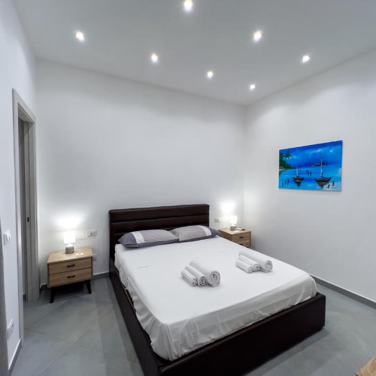 Baron’s Suites - Double Room with Private Bathroom - 12