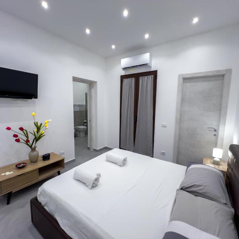 Baron’s Suites - Double Room with Private Bathroom - 10