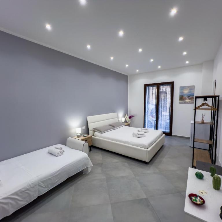 Baron’s Suites - Triple Room with Private Bathroom - 10