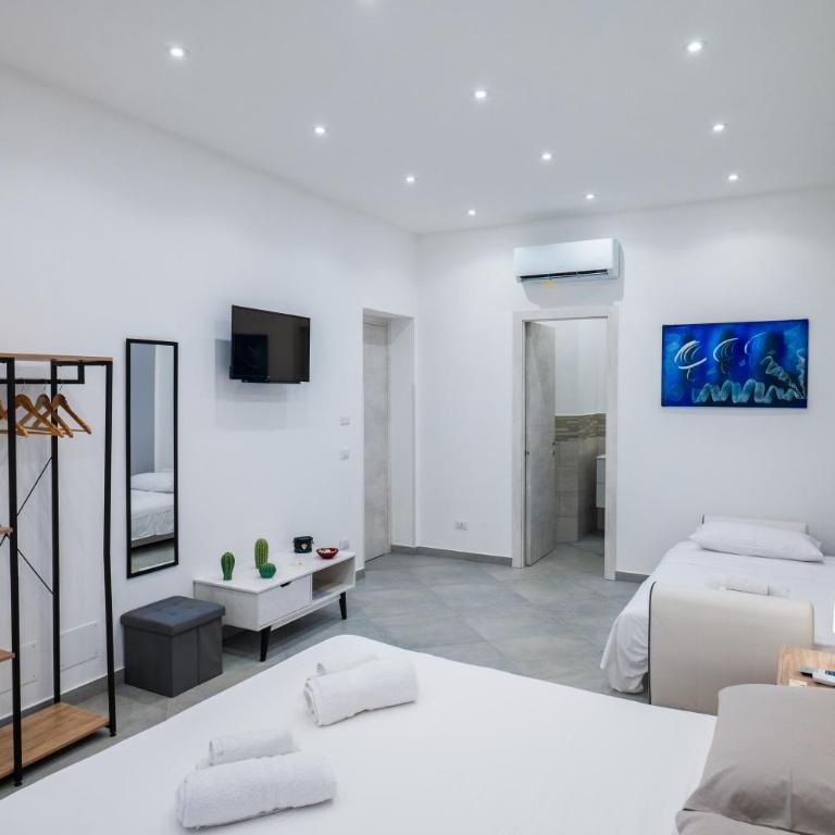 Baron’s Suites - Triple Room with Private Bathroom - 18
