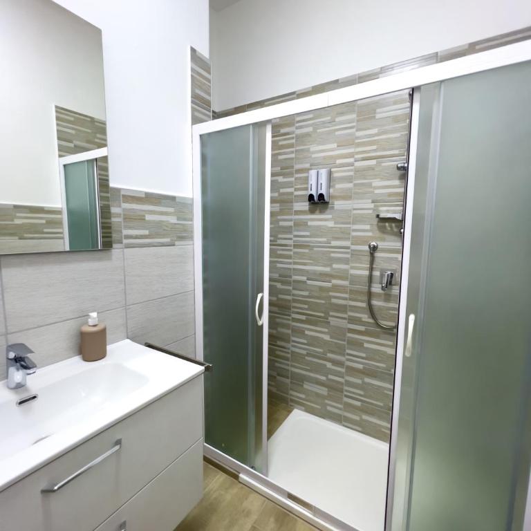 Baron’s Suites - Quadruple Room with Private Bathroom - 7