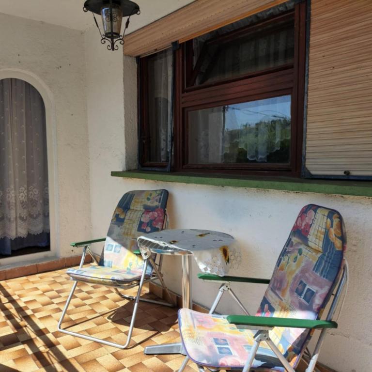 Retro Retreat Izačić - Three-Bedroom Apartment - 4