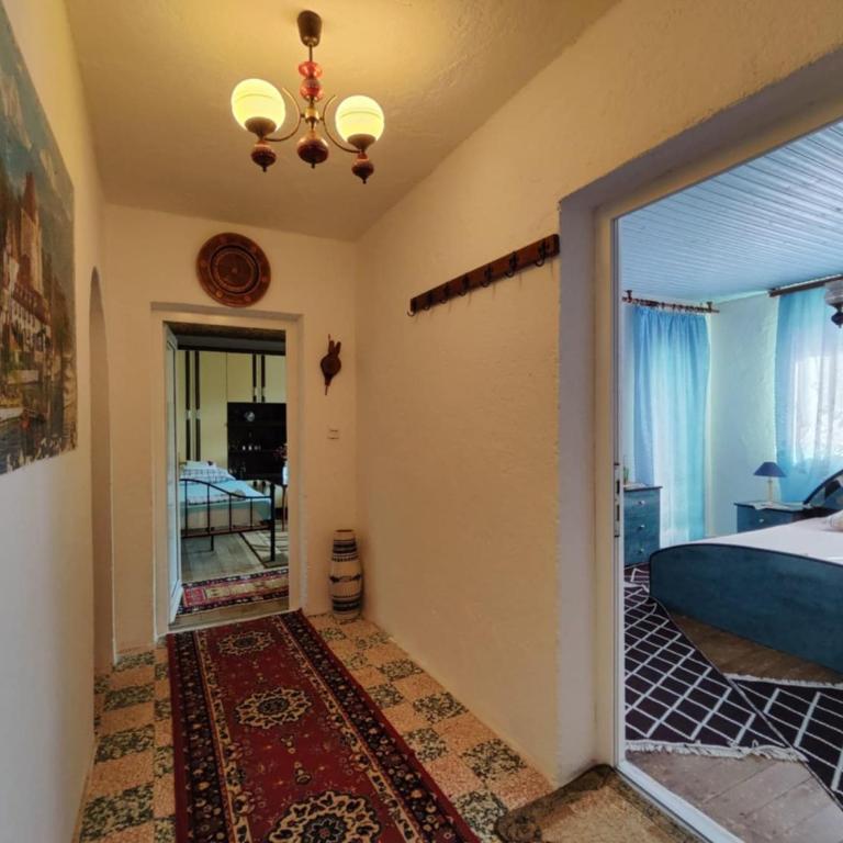 Retro Retreat Izačić - Three-Bedroom Apartment - 3