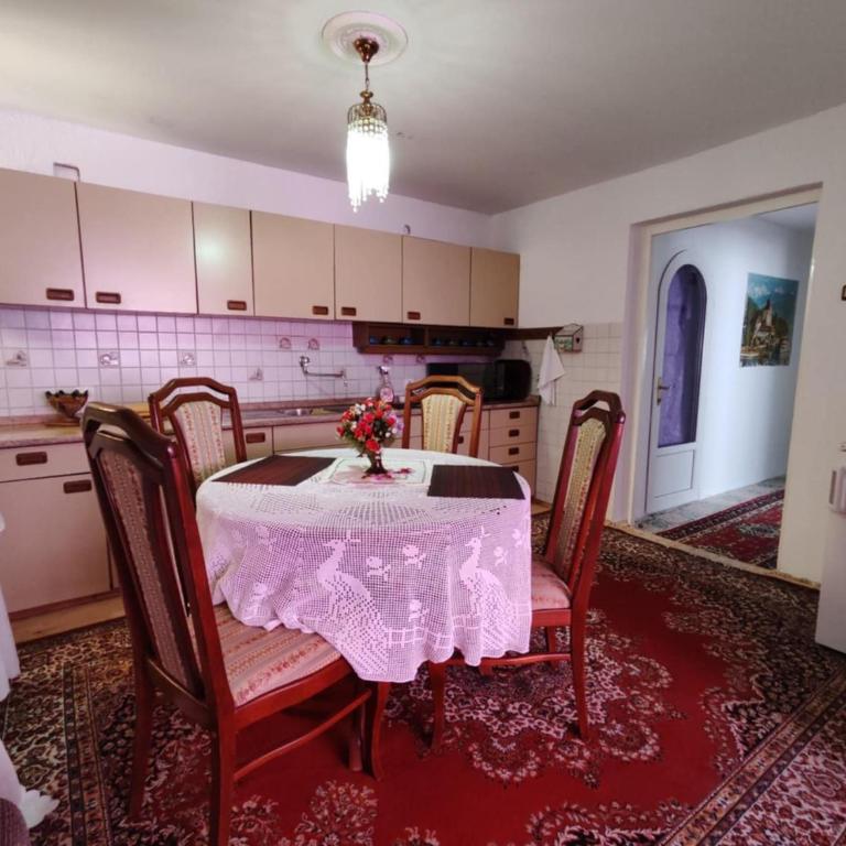 Retro Retreat Izačić - Three-Bedroom Apartment - 7