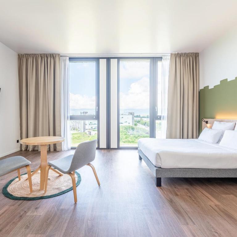 B&B HOTEL Geneva Airport - Chambre Quadruple - Accessible aux Personnes à Mobilité Réduite - 1