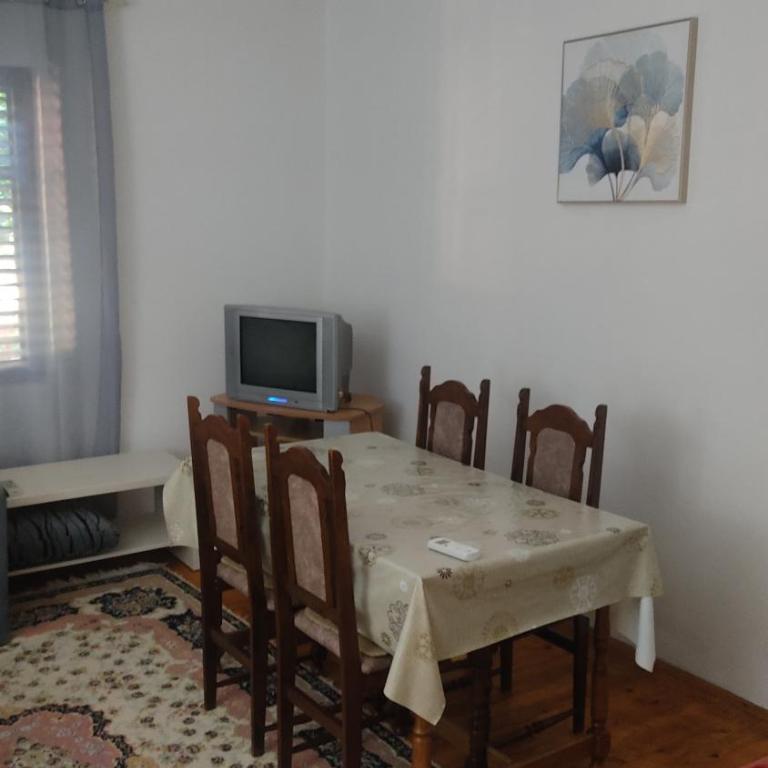 TopHoliday - One-Bedroom Apartment with Garden - 2
