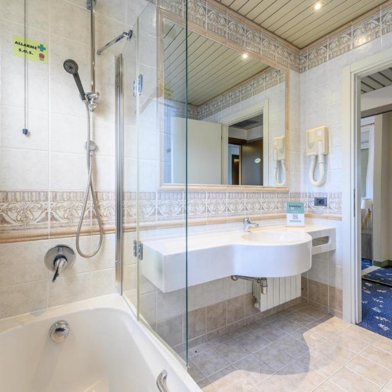 Hotiday Room Collection - Stresa - Camera Economy Matrimoniale/Doppia con Letti Singoli - 10