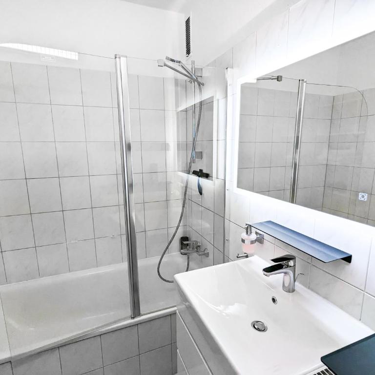 Charming, Newly & High quality equipped apartment with quiet balcony in fantastic location - Ready to move in - Apartment mit 2 Schlafzimmern - 11