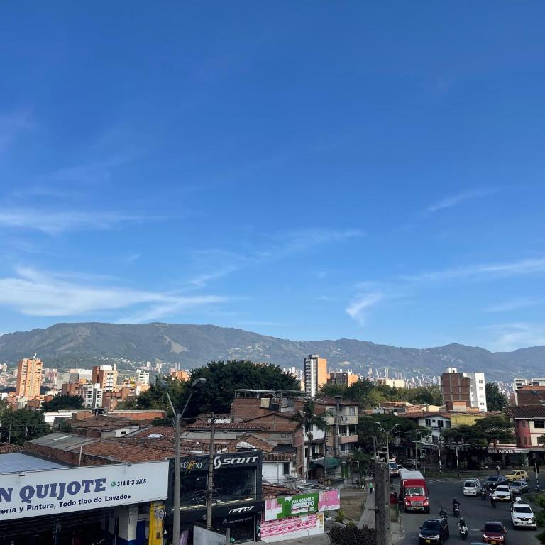 Apartamento amplio en laureles, excelente ubicación, 3 alcobas 403 - Apartment - 51