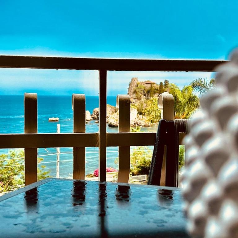 FronteMare & MariMare Isola Bella Apartment by Taormina Holidays - Two-Bedroom Apartment - 9