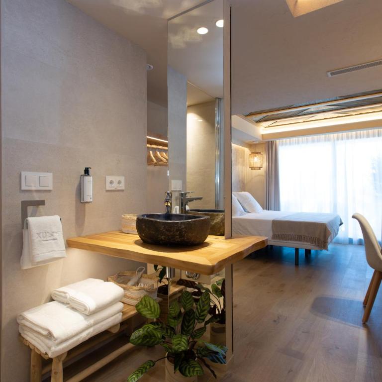 XULOS Rooms & Suites - Habitación Doble Deluxe con balcón y vistas al mar - 2