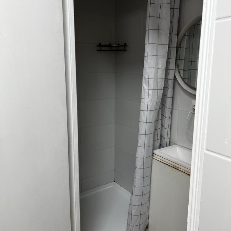 Chez Mia Paris - Chambre Double ou Lits Jumeaux avec Salle de Bains Privative - 5