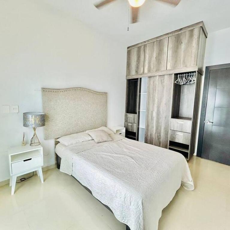Elegante depa super céntrico en zona dorada 1 - Three-Bedroom Apartment - 16