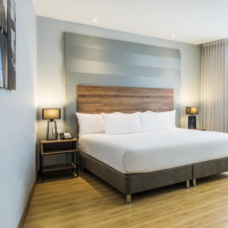 La Quinta by Wyndham Medellin - Habitación con cama grande - 3