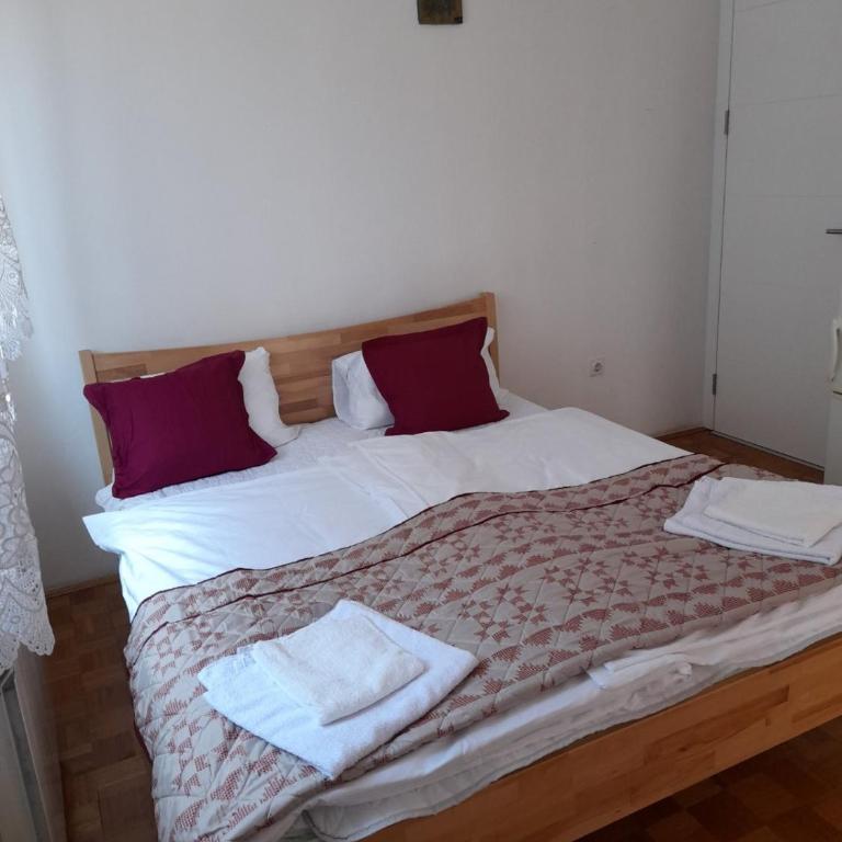 Apartment Comfy Home - Two-Bedroom Apartment with Balcony - 3