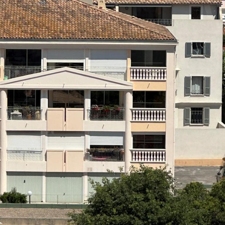 Le Schumann - Two-Bedroom Apartment - 3