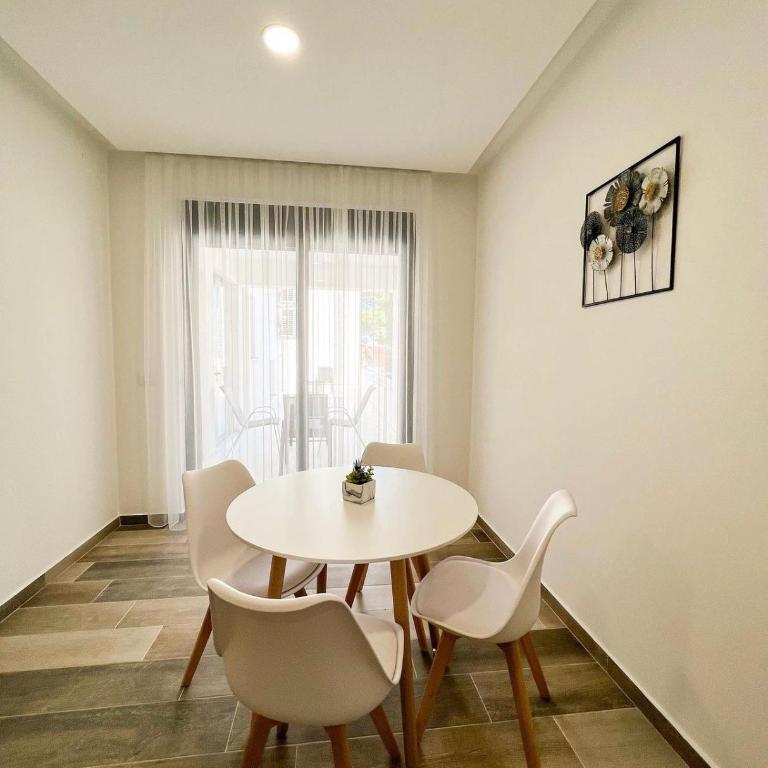 Square Residence & Pool - One-Bedroom Apartment - 3