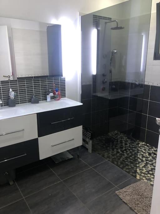 Magnifique villa avec piscine, Jacuzzi et Baignoire Balnéo - Villa - 25