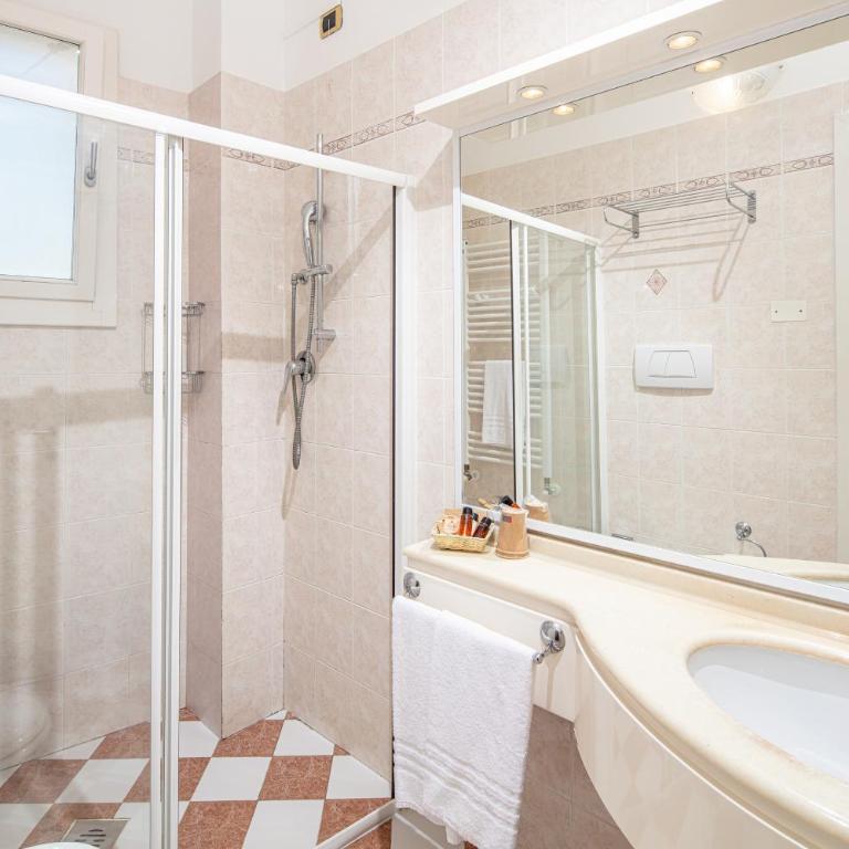 Hotel Karinzia - Camera Familiare Premium con Balcone e Vista Mare - 4