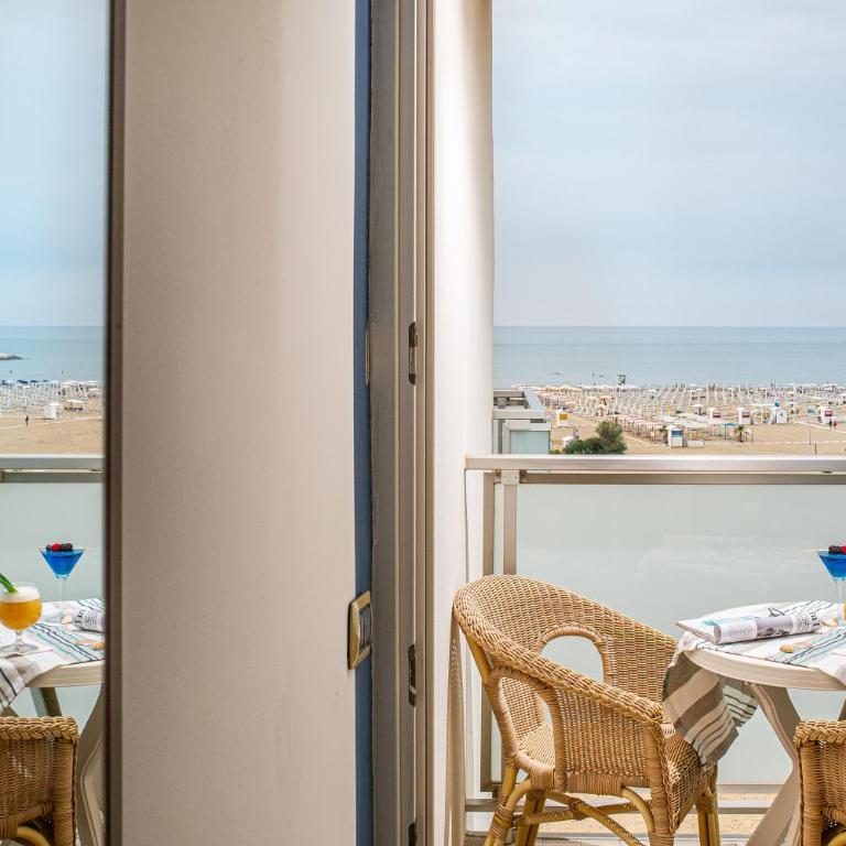 Hotel Karinzia - Prestige Double or Twin Room with Balcony and Sea View - 8