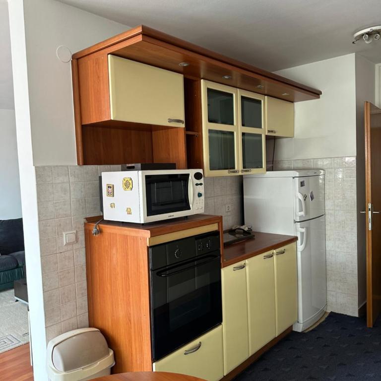 Apartment for a day Dobrinja - Apartman sa 2 Spavaće Sobe - 8
