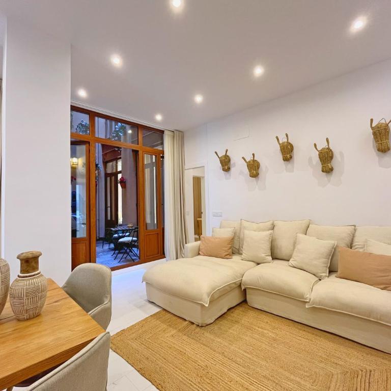 Piso con patio, 3 habitaciones, en La Goleta - Three-Bedroom Apartment - 1