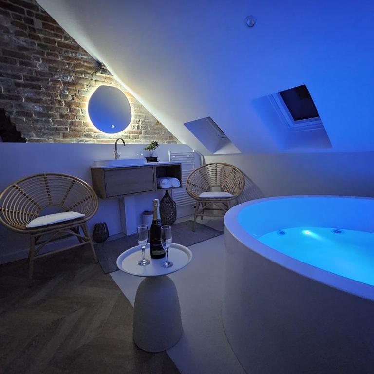 Elégante maison amiénoise - proche gare, home-cinéma, 3 chambres doubles, 1 chambre familiale avec jacuzzi privatif - La Maison Des Petits Sablon - Chambre Familiale - 29