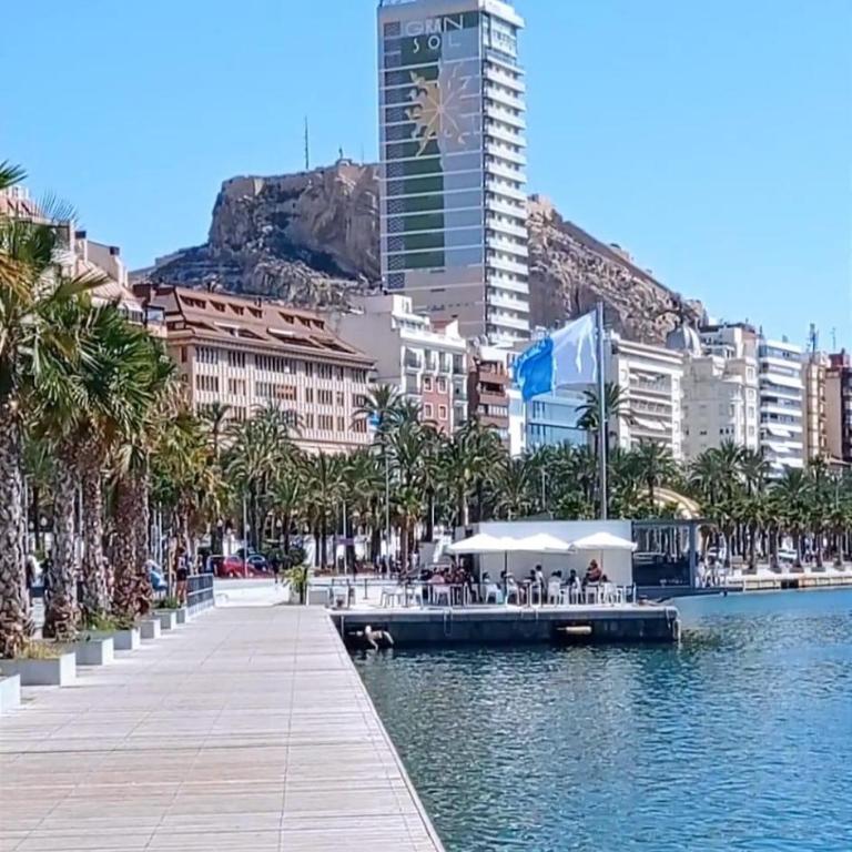 Gran ático con terraza en el centro de Alicante - Three-Bedroom Apartment - 47