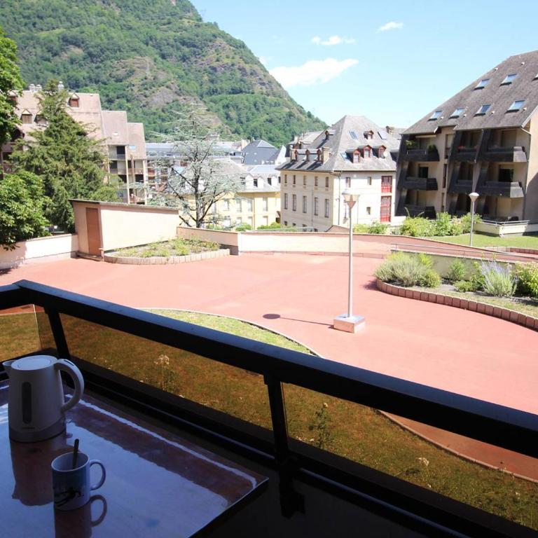 Centre-ville Bagnères-de-Luchon T2 avec balcon, WiFi, animaux admis - FR-1-313-233 - Apartment - 8