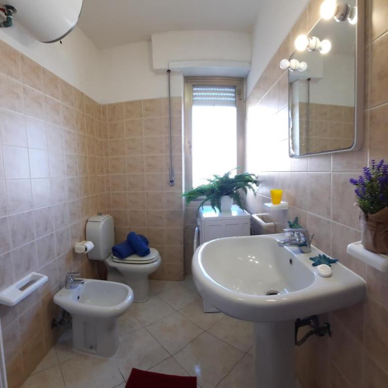 Case vacanza nella via Centrale - Three-Bedroom Apartment with Balcony - 7