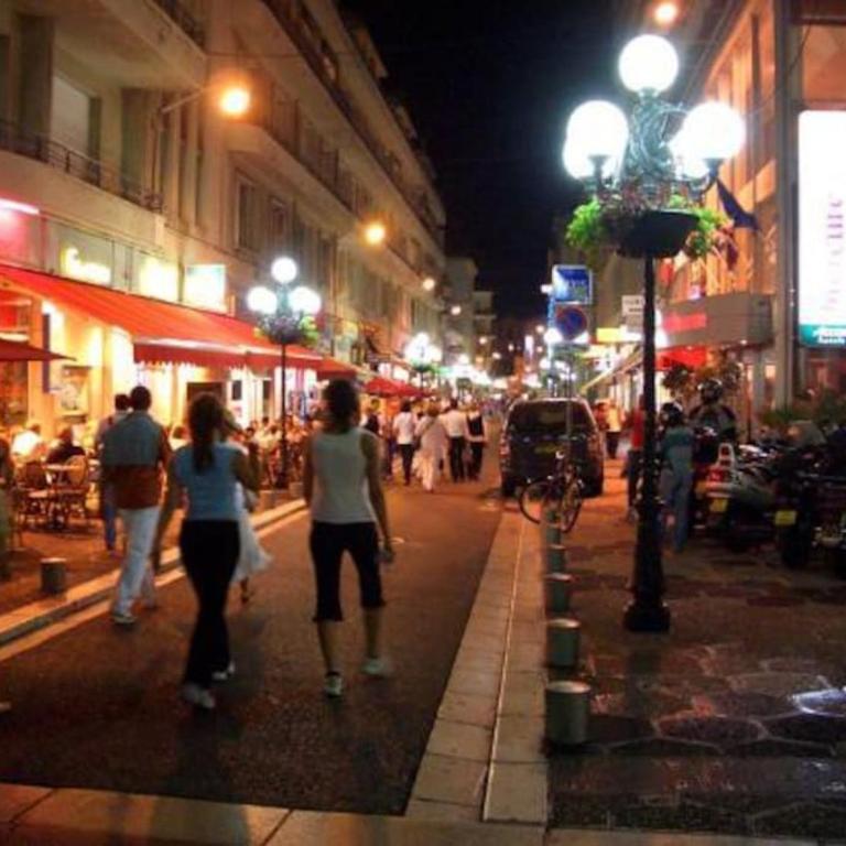 Center 2 min walk to beach quiet sunny balcony - Appartement 1 Chambre - 23