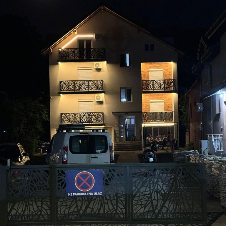 Viktor Lux Apartmani - Deluks Apartman sa 2 Spavaće Sobe i Balkonom - 1