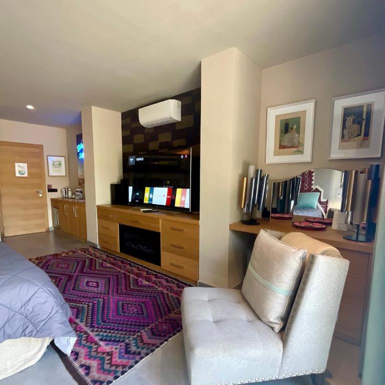 Marbella Boutique Art suites - Suite Deluxe con cama extragrande - 12