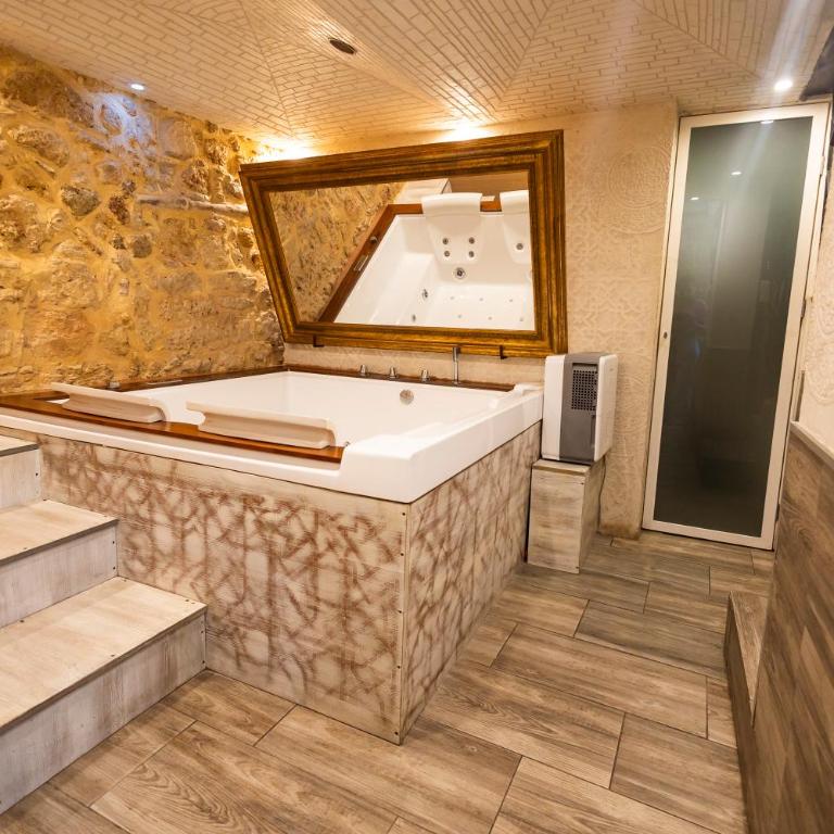 Caveau - One-Bedroom House with Spa and Hot Tub - 3