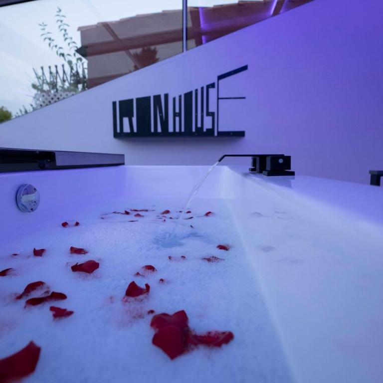 Iron House - Penthouse with Bathtub in Golden Mile & Roman Bridge - One-Bedroom Apartment - 1
