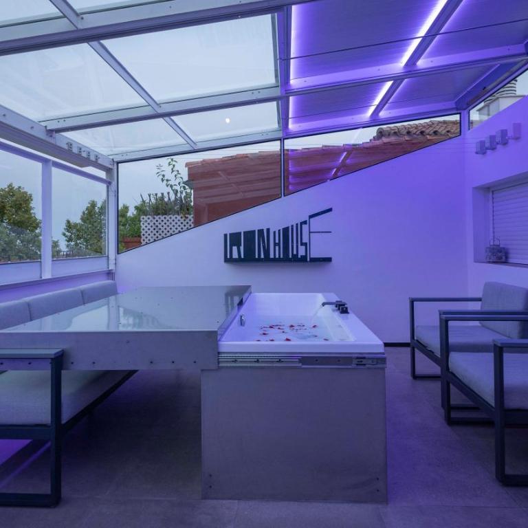 Iron House - Penthouse with Bathtub in Golden Mile & Roman Bridge - One-Bedroom Apartment - 2