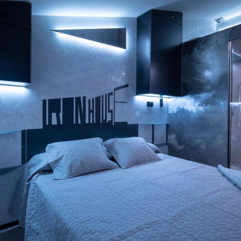 Iron House - Penthouse with Bathtub in Golden Mile & Roman Bridge - One-Bedroom Apartment - 5