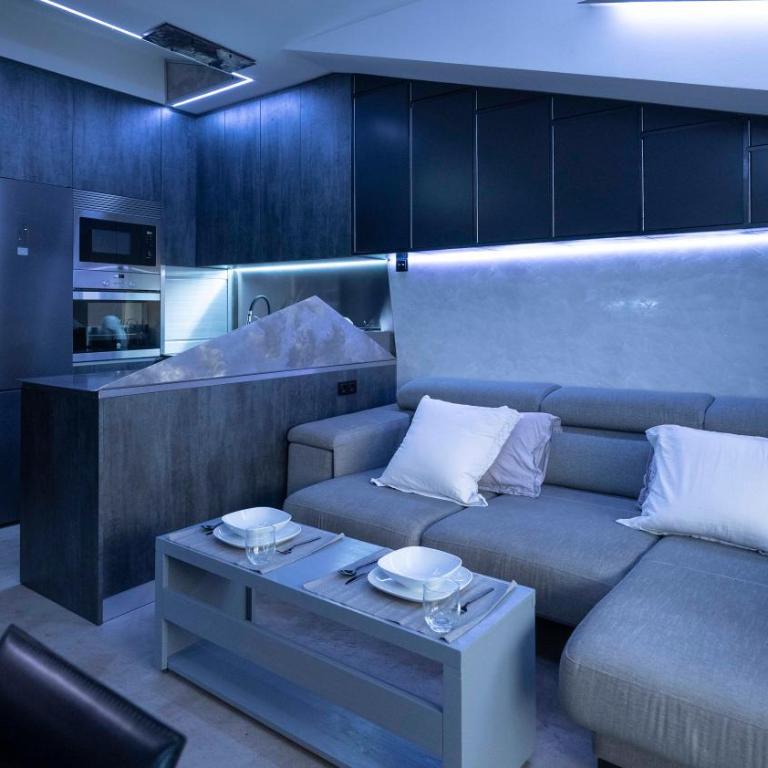 Iron House - Penthouse with Bathtub in Golden Mile & Roman Bridge - One-Bedroom Apartment - 8