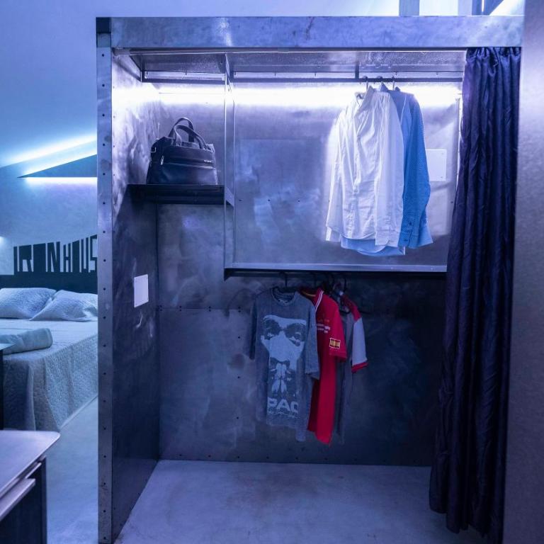 Iron House - Penthouse with Bathtub in Golden Mile & Roman Bridge - One-Bedroom Apartment - 11