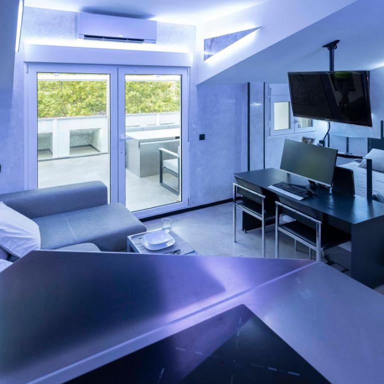 Iron House - Penthouse with Bathtub in Golden Mile & Roman Bridge - One-Bedroom Apartment - 12