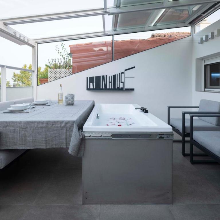 Iron House - Penthouse with Bathtub in Golden Mile & Roman Bridge - One-Bedroom Apartment - 35
