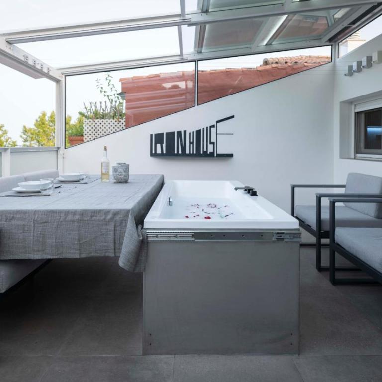 Iron House - Penthouse with Bathtub in Golden Mile & Roman Bridge - One-Bedroom Apartment - 36