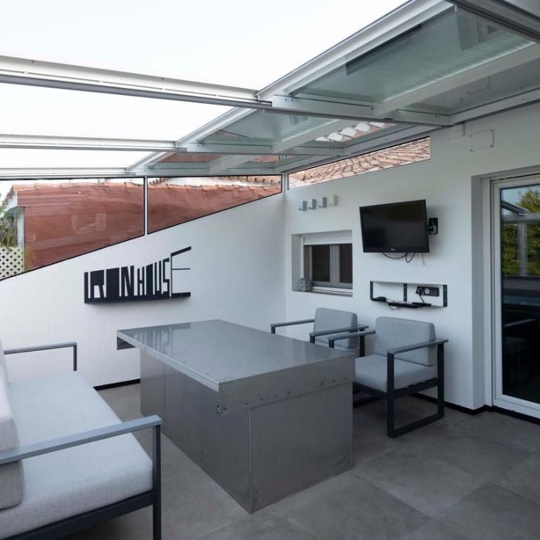 Iron House - Penthouse with Bathtub in Golden Mile & Roman Bridge - One-Bedroom Apartment - 40