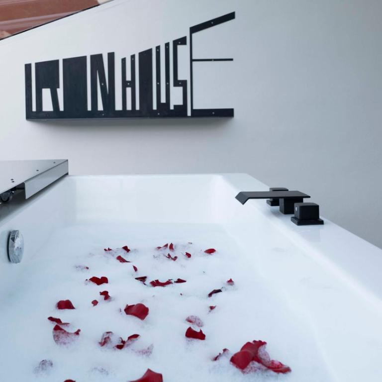 Iron House - Penthouse with Bathtub in Golden Mile & Roman Bridge - One-Bedroom Apartment - 46