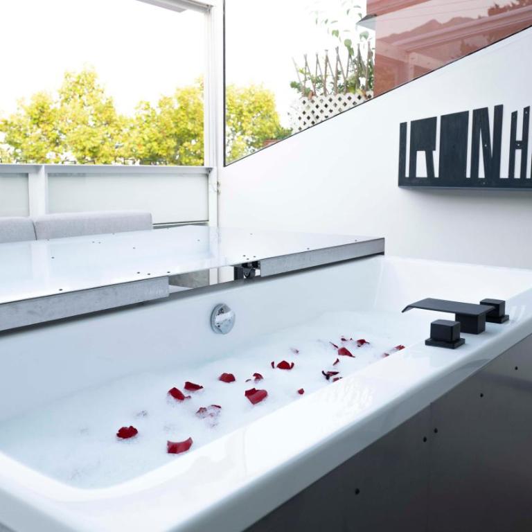 Iron House - Penthouse with Bathtub in Golden Mile & Roman Bridge - One-Bedroom Apartment - 45