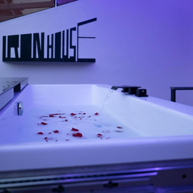 Iron House - Penthouse with Bathtub in Golden Mile & Roman Bridge - One-Bedroom Apartment - 47