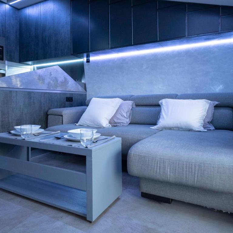 Iron House - Penthouse with Bathtub in Golden Mile & Roman Bridge - One-Bedroom Apartment - 48