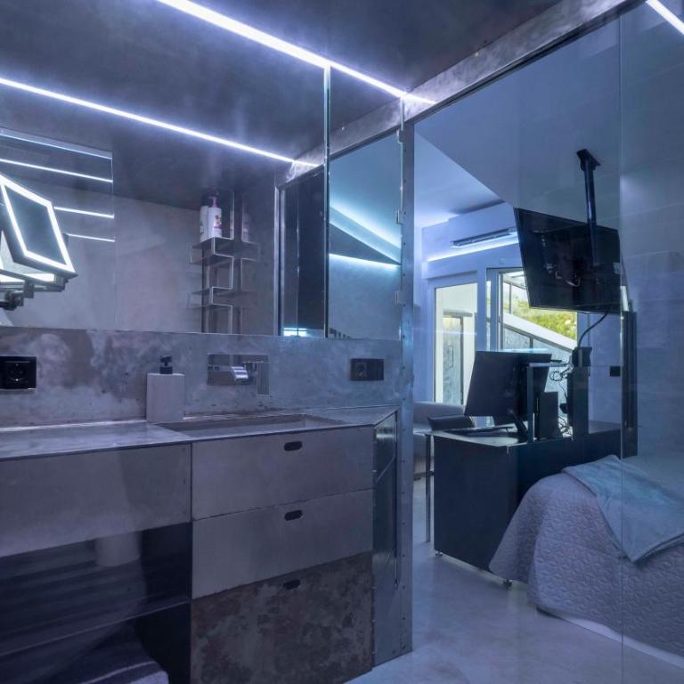 Iron House - Penthouse with Bathtub in Golden Mile & Roman Bridge - One-Bedroom Apartment - 56