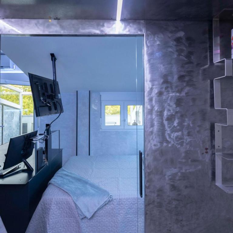 Iron House - Penthouse with Bathtub in Golden Mile & Roman Bridge - One-Bedroom Apartment - 57