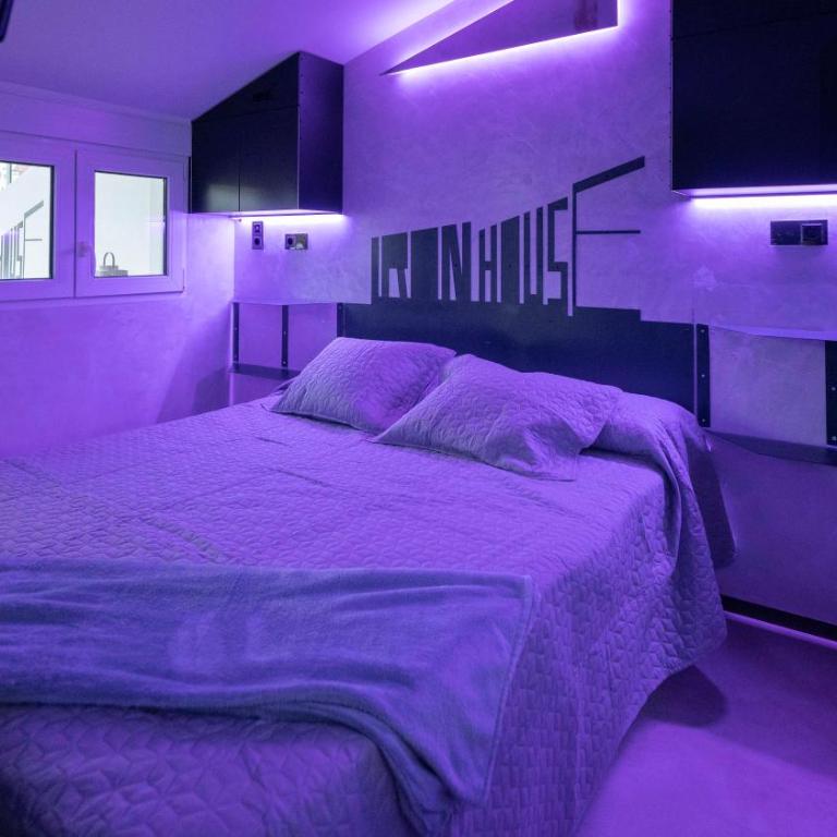 Iron House - Penthouse with Bathtub in Golden Mile & Roman Bridge - One-Bedroom Apartment - 58
